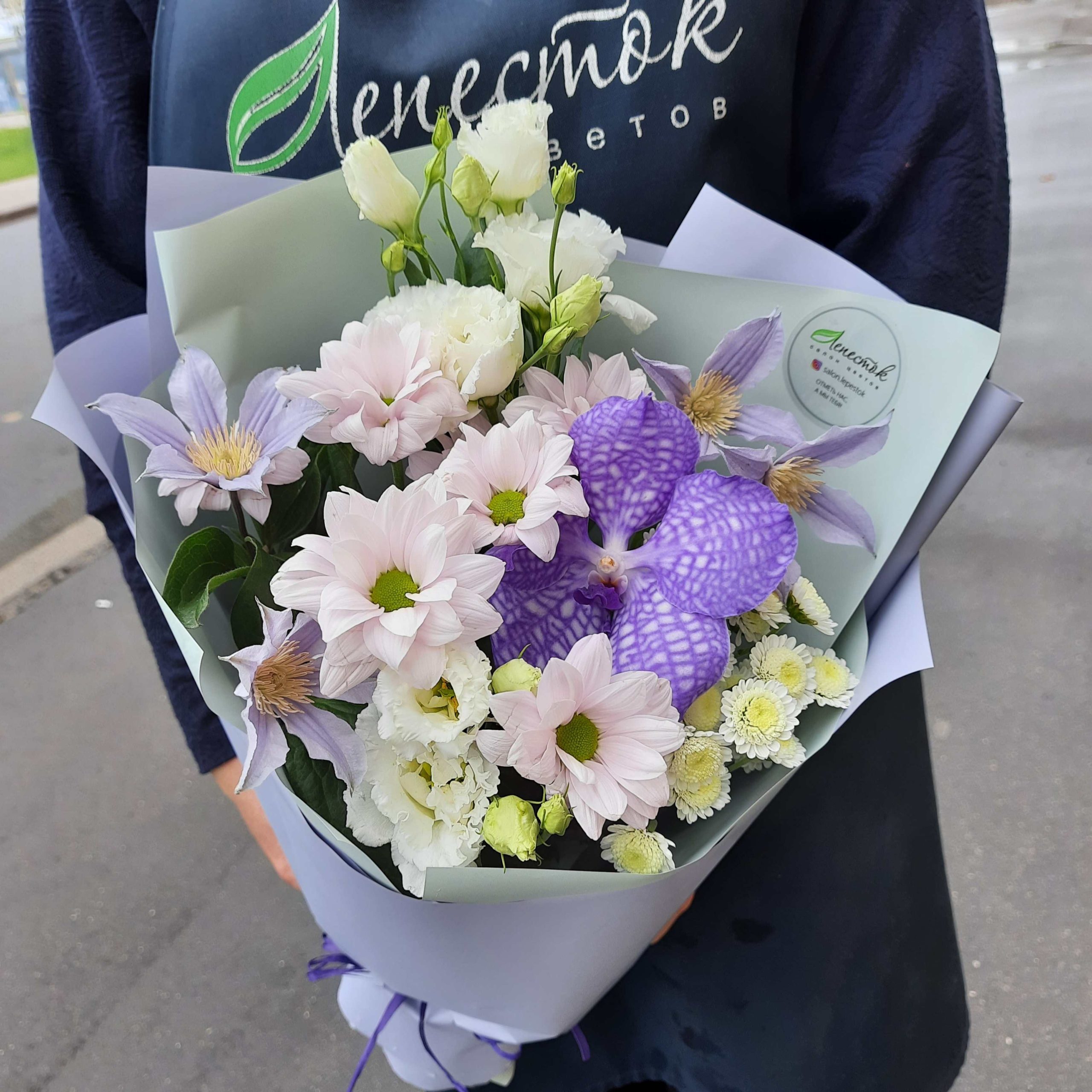 Букет из хризантем, клематиса и орхидеи Ванды