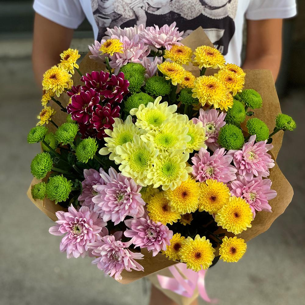 Яркий букет из разноцветных хризантем